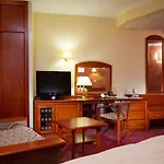 Hp Park Plaza Otel 4*